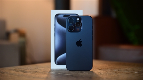 iPhone 15 Pro蓝色钛金属版本价格暴跌,便宜1500元引关注