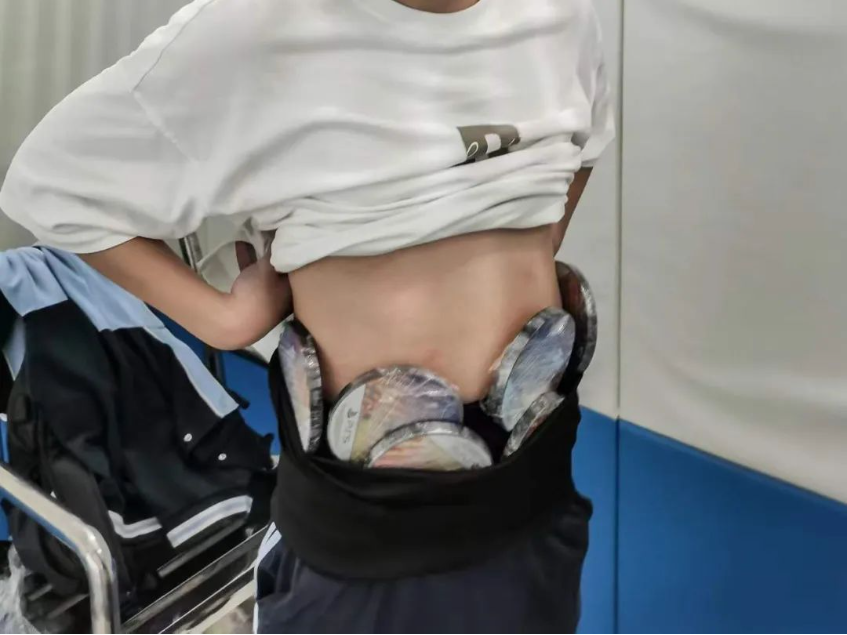 一男子人身绑藏 79 张 PS5 游戏光盘入境被查,均为《NBA 2K24》