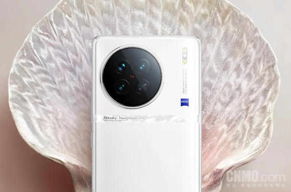 vivo X100或将延续曲面屏设计,引发手机屏幕争议再次升温