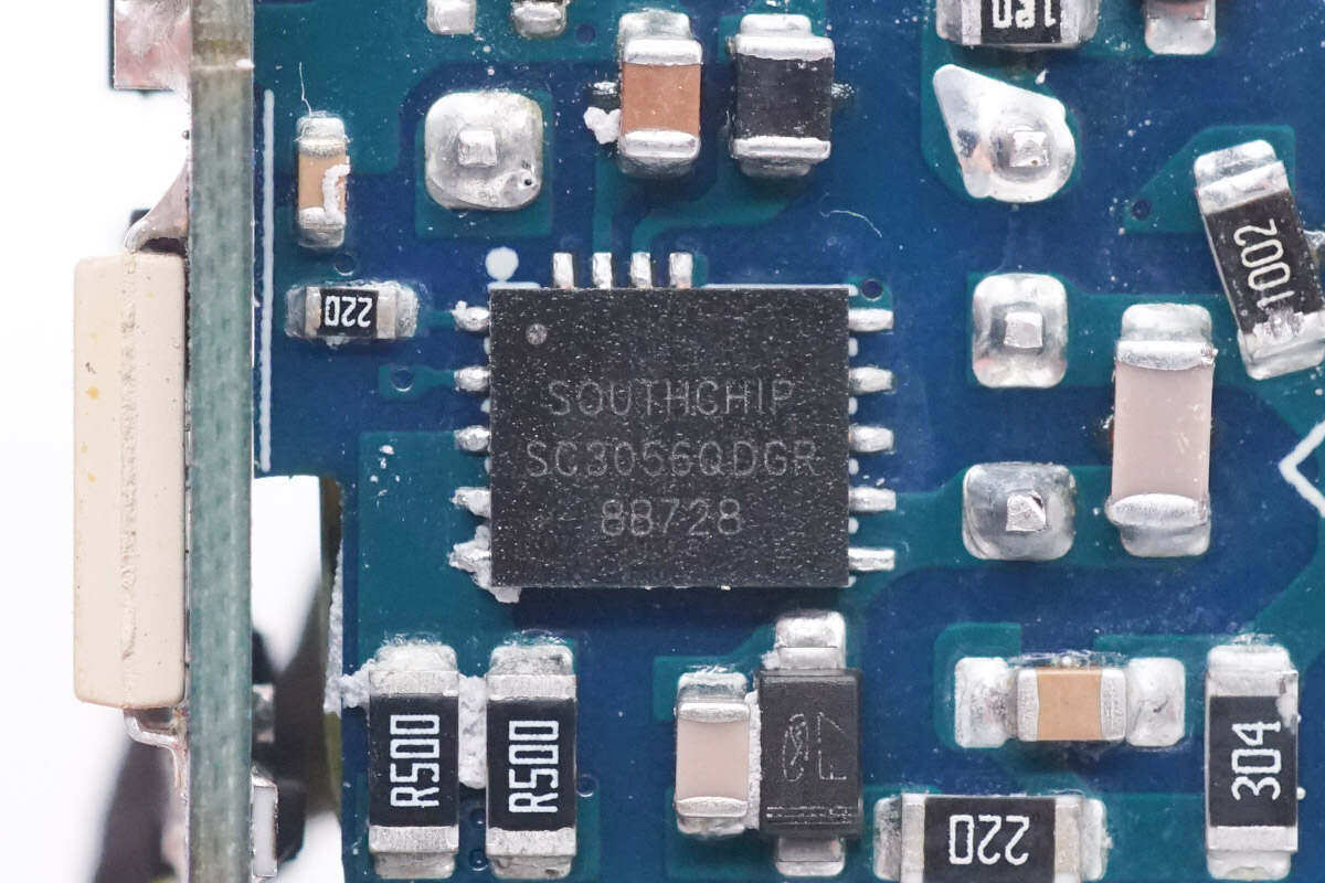 既是充电器也是手办，绿联30W Q湃机器人快充拆解