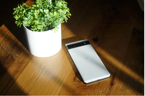用户对Pixel 6的新Android 14版本感到满意,但面临存储问题