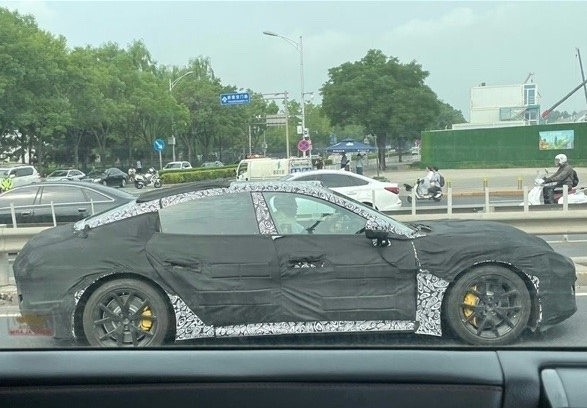 小米汽车的首款电动轿车曝光：设计与技术亮点