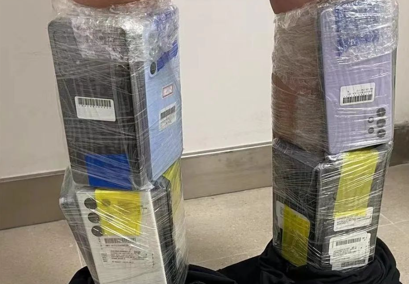 走路姿势异常,2 名游客绑藏 70 台手机进境被查
