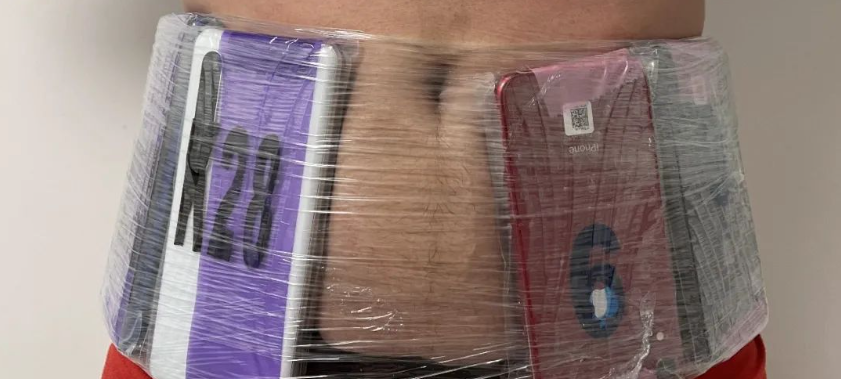 走路姿势异常,2 名游客绑藏 70 台手机进境被查