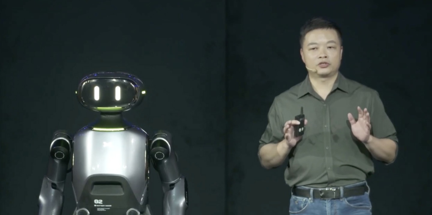 小鹏汽车发布自研人形双足机器人“PX5”,可完成 2 小时以上的室内外行走和越障