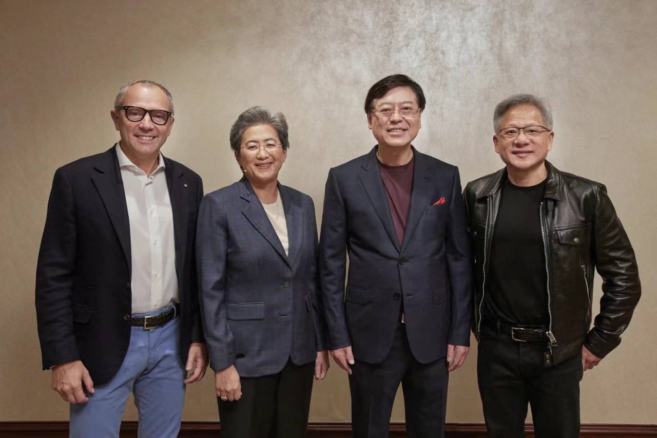 杨元庆公布联想首款 AI PC:可运行个人大模型,最快明年 9 月上市