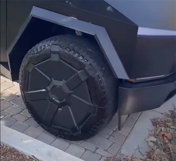 特斯拉Cybertruck即将交付黑色哑光版本，车型散发着独特魅力