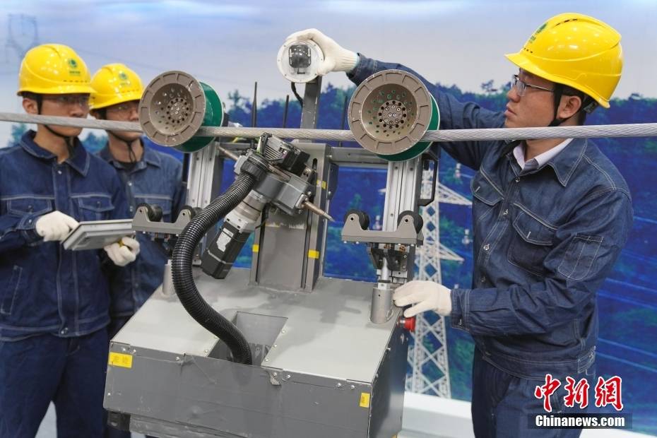 浙江绍兴：供电公司运维人员检查设备 调试除冰机器人