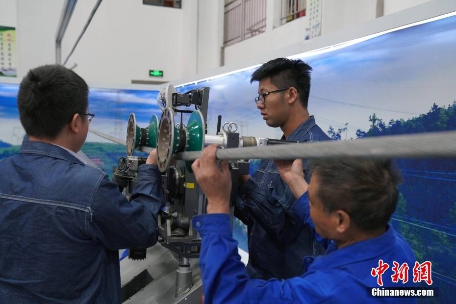 浙江绍兴：供电公司运维人员检查设备 调试除冰机器人
