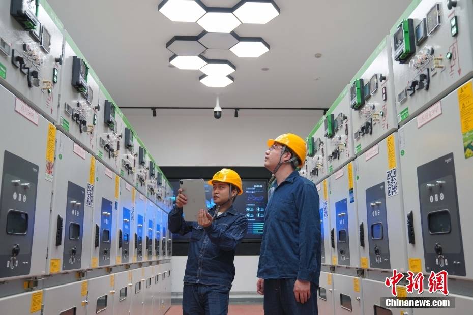 浙江绍兴:供电公司运维人员检查设备 调试除冰机器人
