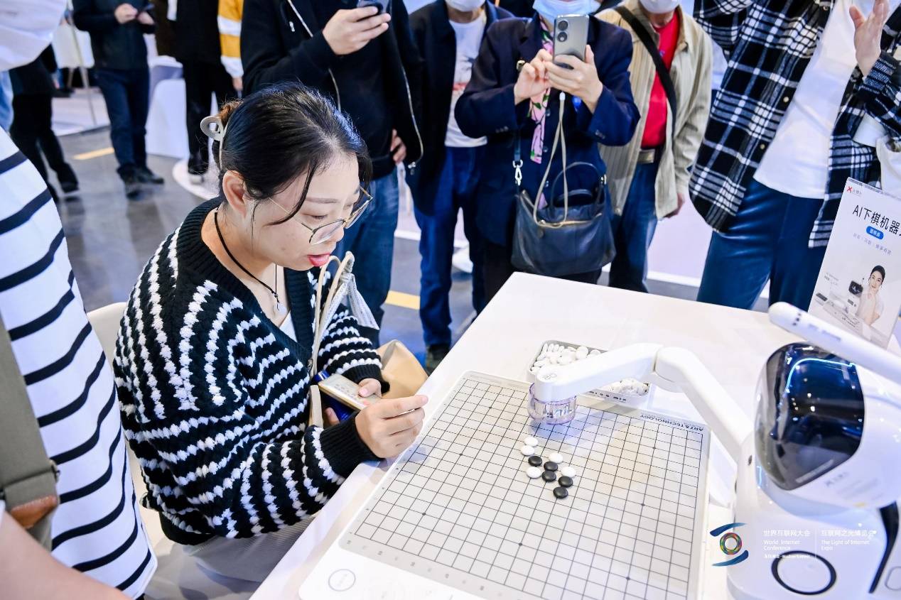 世界互联网大会十周年，商汤科技元萝卜AI下棋机器人引围观