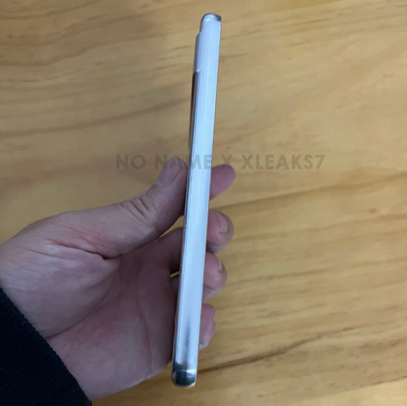 圆润设计抢先一步!谷歌 Pixel 8a铝制机模照片首次曝光
