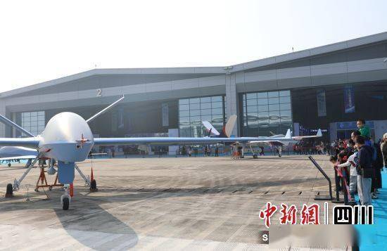 自贡贡井:无人机装备展示 吸引6万余人围观