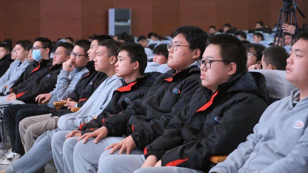 劳模工匠授课:小城智能无人机的崛起