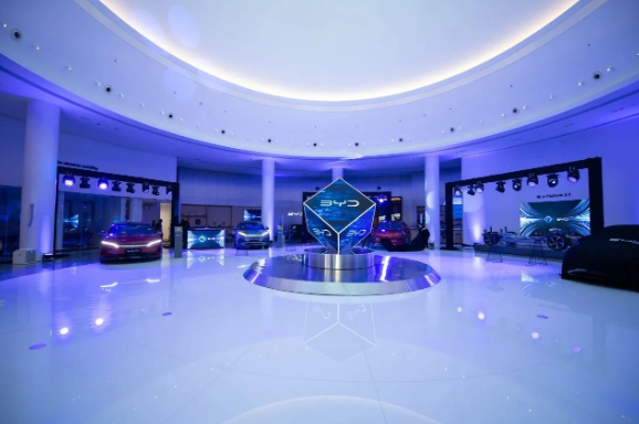 比亚迪展示新汉车型,迪拜展厅打造科技与艺术融合之美