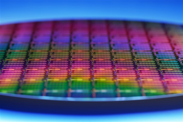 性能对比揭示:Intel至强48核心与AMD EPYC 9545硬仗相对