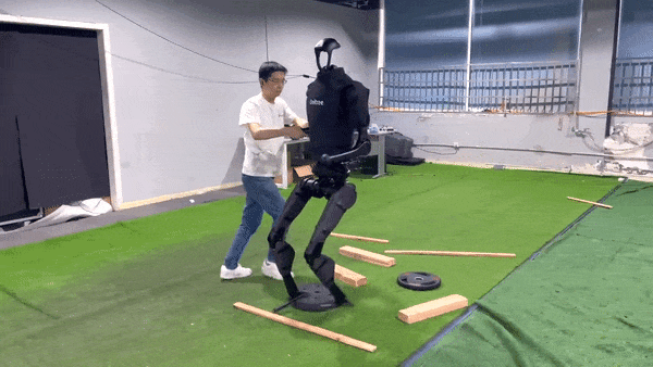 硬气不减！国内制造的人形机器人调皮捣蛋，价格低于9万美元