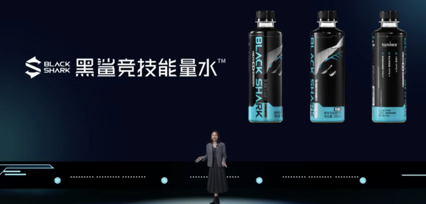 黑鲨竞技能量水推出“冰爽柠檬茶”口味,声称是东半球最好喝的能量饮料,每瓶仅售6元