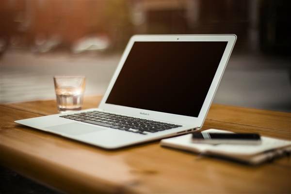 联想AI PC明年率先搭载个人大模型 迎接大规模换机潮