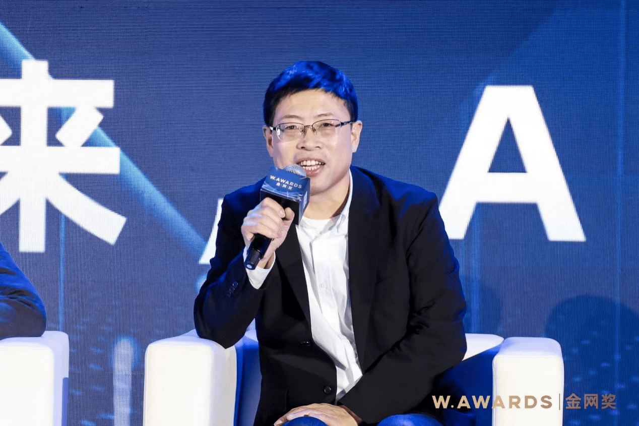 联想王传东:明年将率先推出搭载个人大模型的联想AI PC