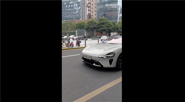 引爆关注！小米汽车SU7震撼街头测试，前瞻性设计吸引众多目光