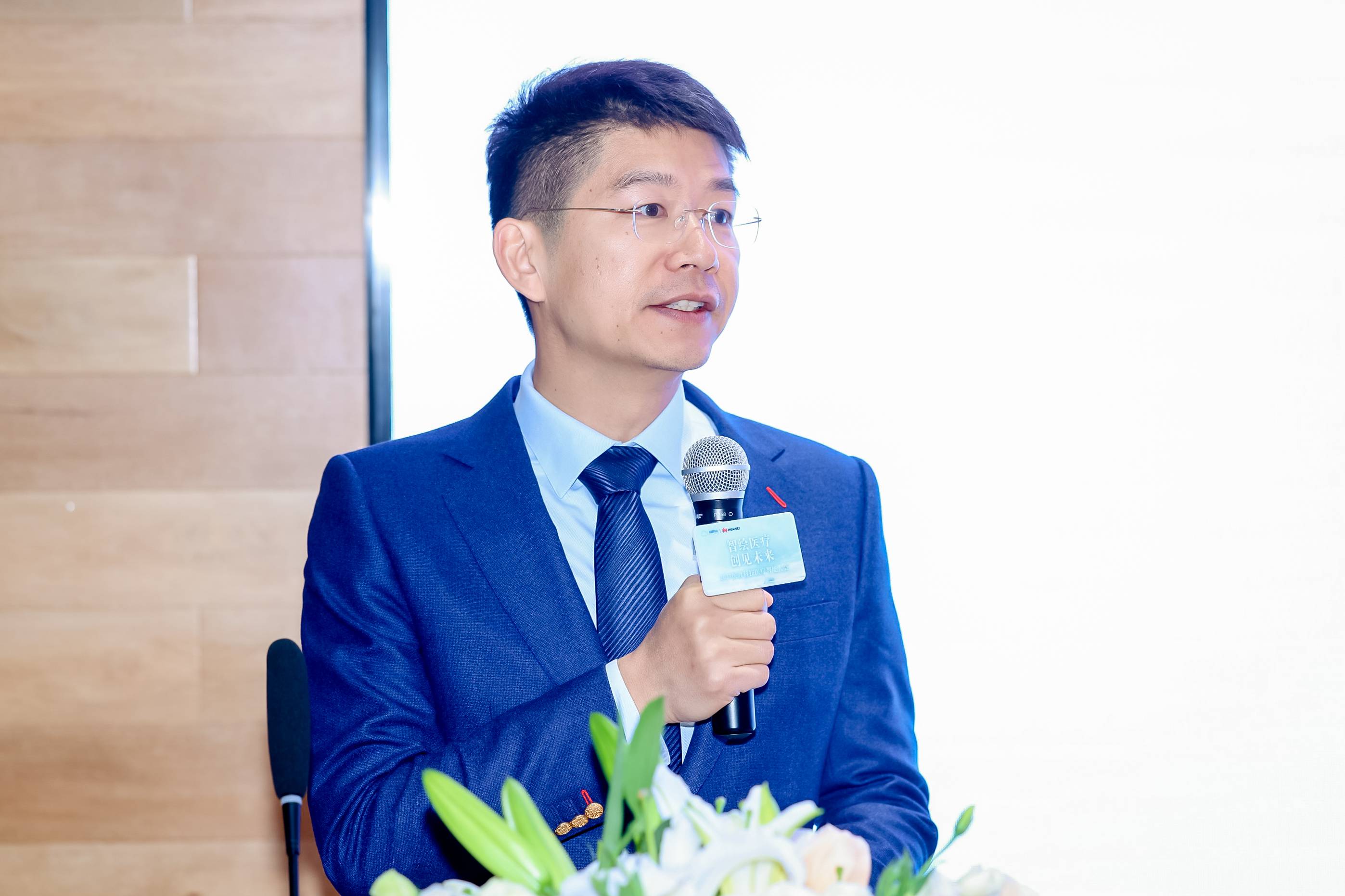 医渡科技自主研发的医疗大模型在多个医疗任务场景中超过GPT的评测表现