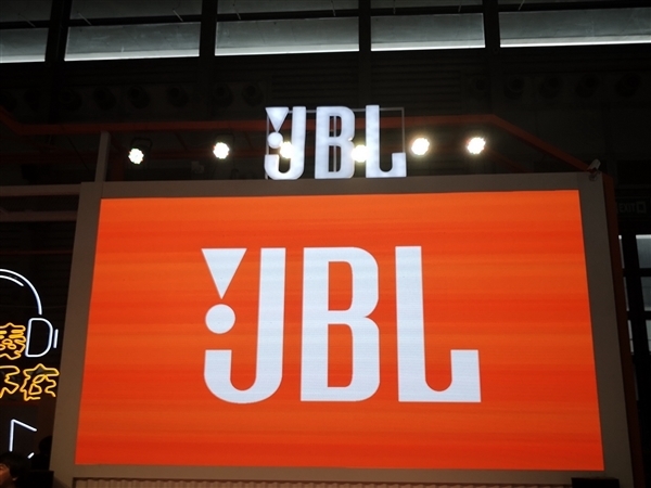 JBL CES 2024推出三款Live 3耳机:具备强劲续航能力,并配备LED触摸屏