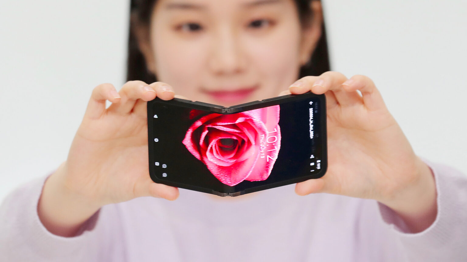 三星推出多款 OLED 屏,涵盖双向折叠屏、车载可卷曲屏、超薄笔记本屏