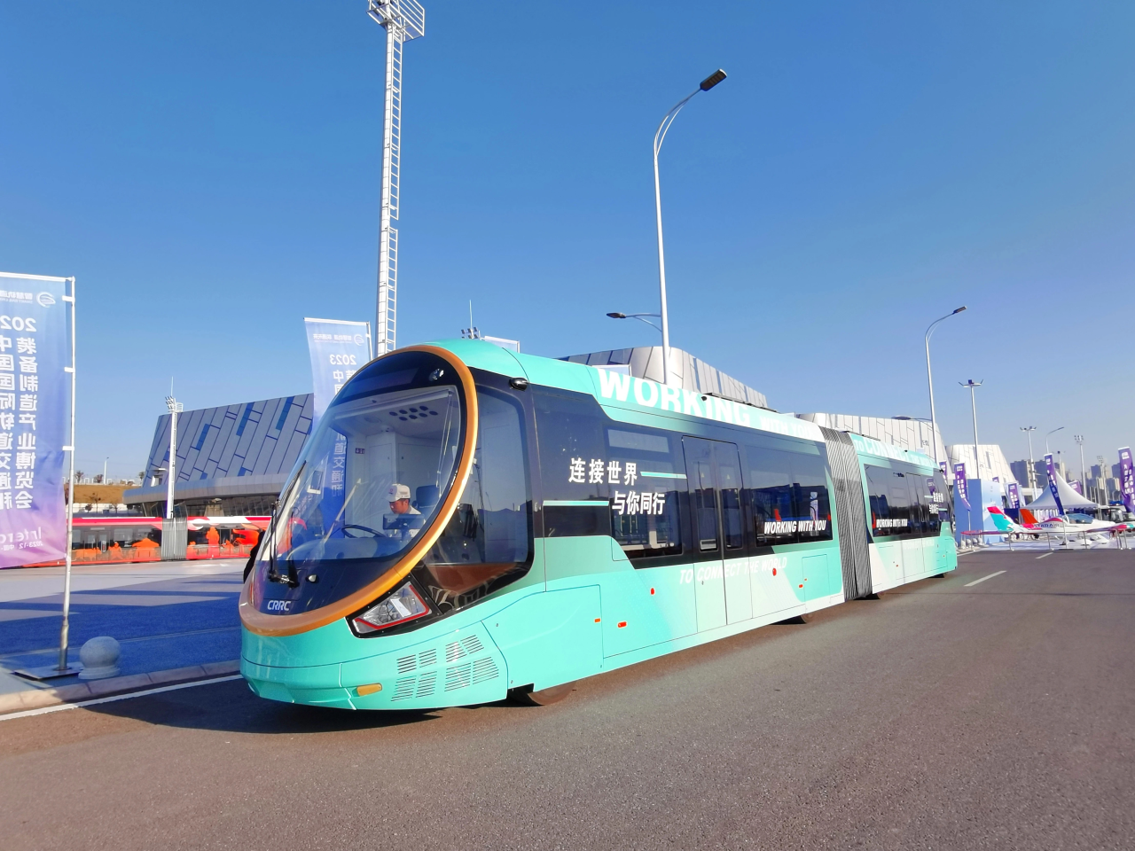 中国中车新一代超级虚拟轨道列车“甬创号”首次亮相宁波:最快 77km/h,续航超 200 公里