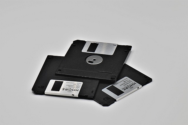 日本经产省呼吁淘汰软盘与 CD-ROM,不再强制使用过时的存储介质