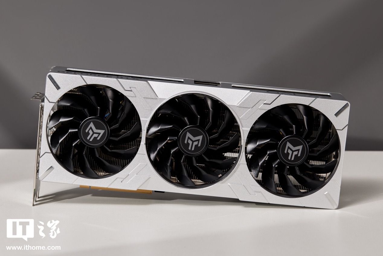 【IT之家开箱】影驰GEFORCE RTX 4080 SUPER金属大师显卡图赏:裹满金属装甲的科技风性能怪兽