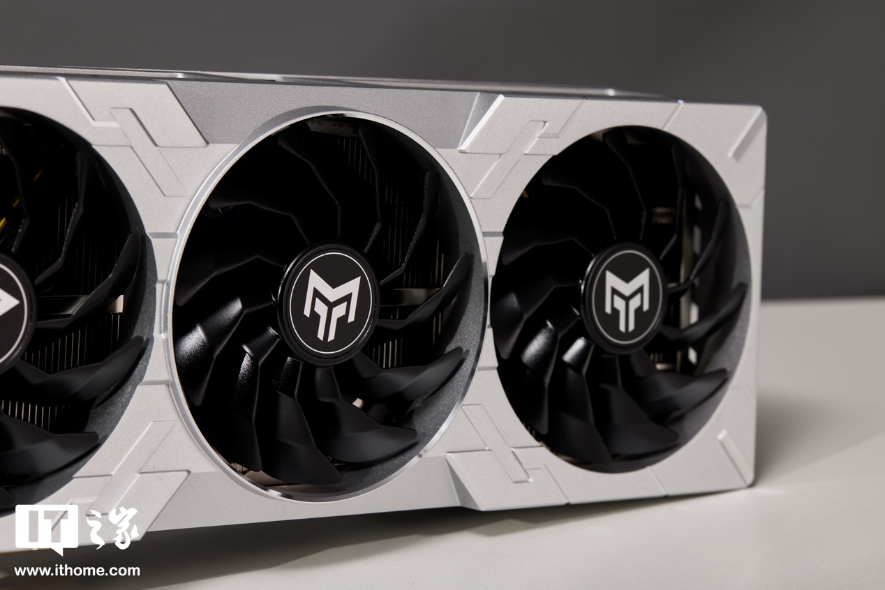 【IT之家开箱】影驰GEFORCE RTX 4080 SUPER金属大师显卡图赏:裹满金属装甲的科技风性能怪兽