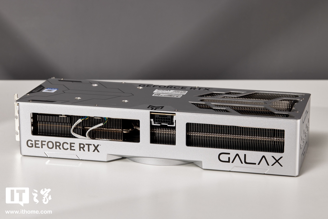 【IT之家开箱】影驰GEFORCE RTX 4080 SUPER金属大师显卡图赏:裹满金属装甲的科技风性能怪兽