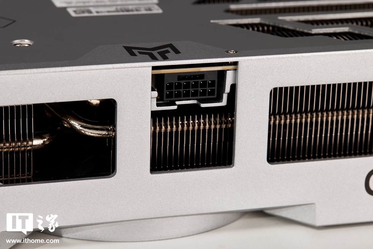 【IT之家开箱】影驰GEFORCE RTX 4080 SUPER金属大师显卡图赏:裹满金属装甲的科技风性能怪兽