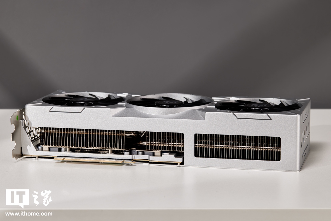【IT之家开箱】影驰GEFORCE RTX 4080 SUPER金属大师显卡图赏:裹满金属装甲的科技风性能怪兽