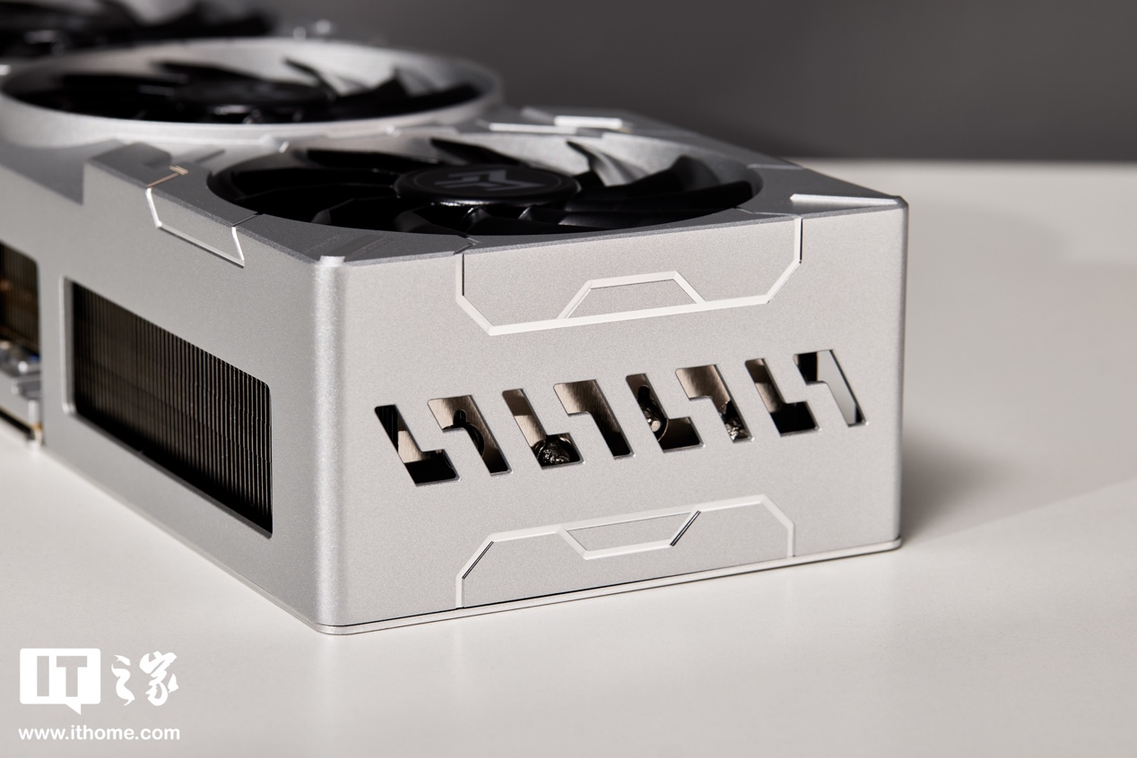 【IT之家开箱】影驰GEFORCE RTX 4080 SUPER金属大师显卡图赏:裹满金属装甲的科技风性能怪兽