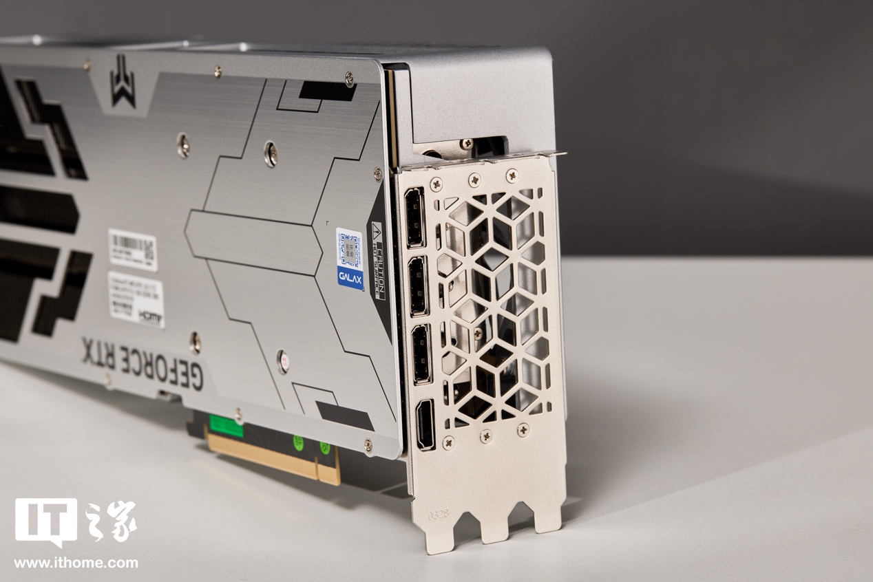【IT之家开箱】影驰GEFORCE RTX 4080 SUPER金属大师显卡图赏:裹满金属装甲的科技风性能怪兽