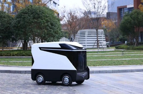 纵目科技发布“FlashBot闪电宝”智能化充电机器人,支持新能源汽车充电