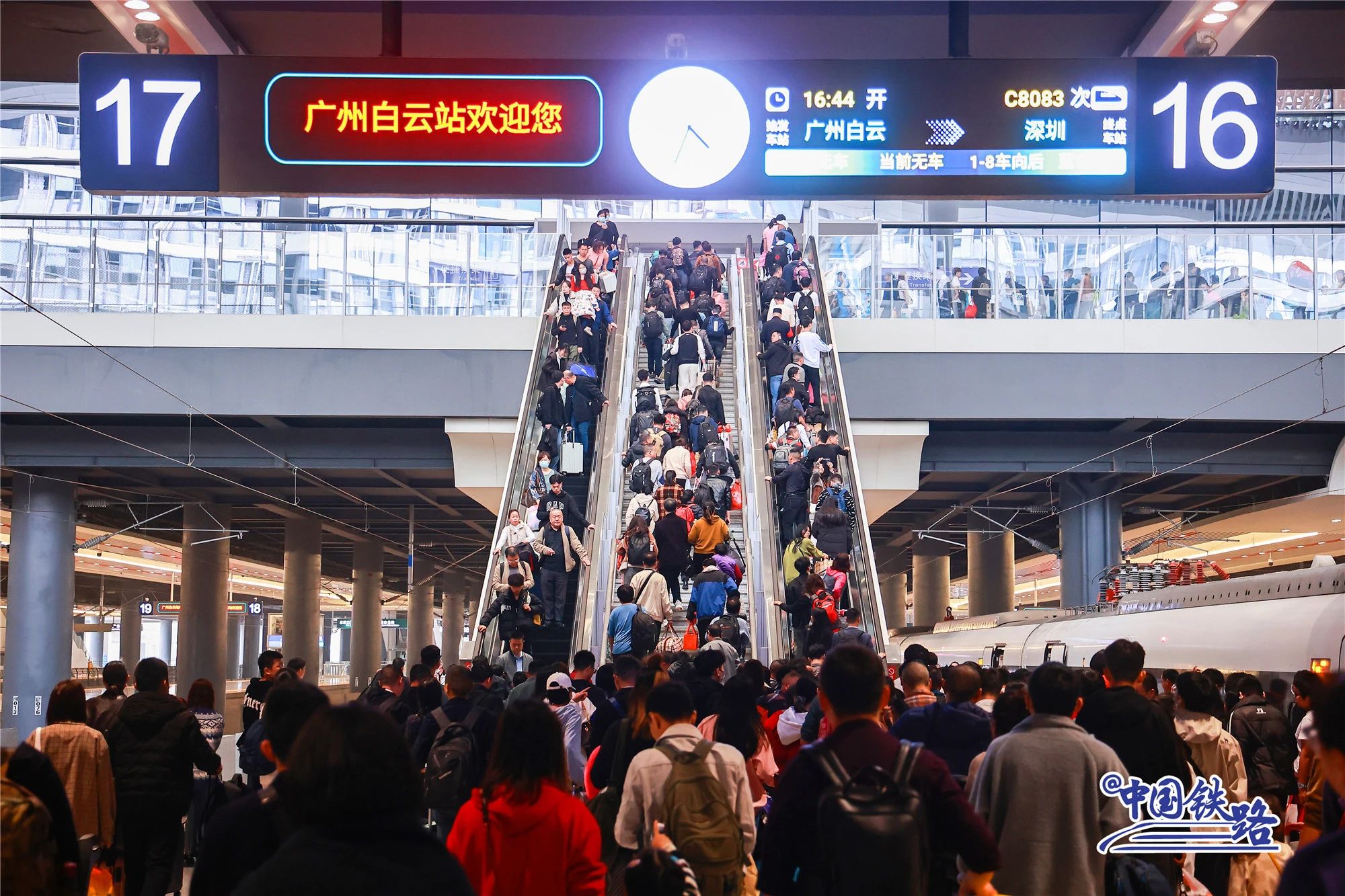 12306技术负责人解释为何火车票在线售罄而自助售票机有余票