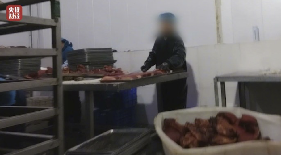 曝光:梅菜扣肉原料含劣质肉,预制菜“淋巴腺体肉”可见