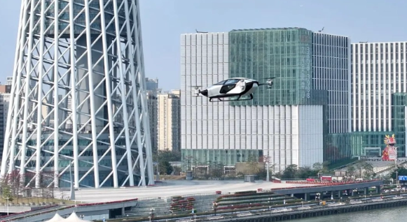 小鹏汇天“旅航者X2”成功挑战广州天际线低空飞行,城市空中交通展望未来