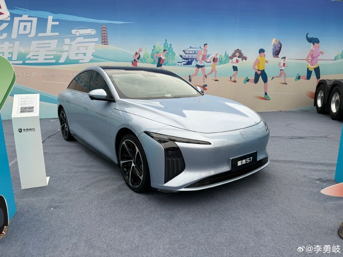 东风风行中大型轿车星海 S7 实车亮相,官方称售价区间 13 万-20 万元