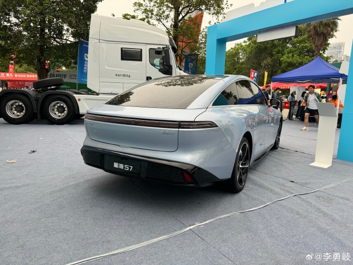 东风风行中大型轿车星海 S7 实车亮相,官方称售价区间 13 万-20 万元