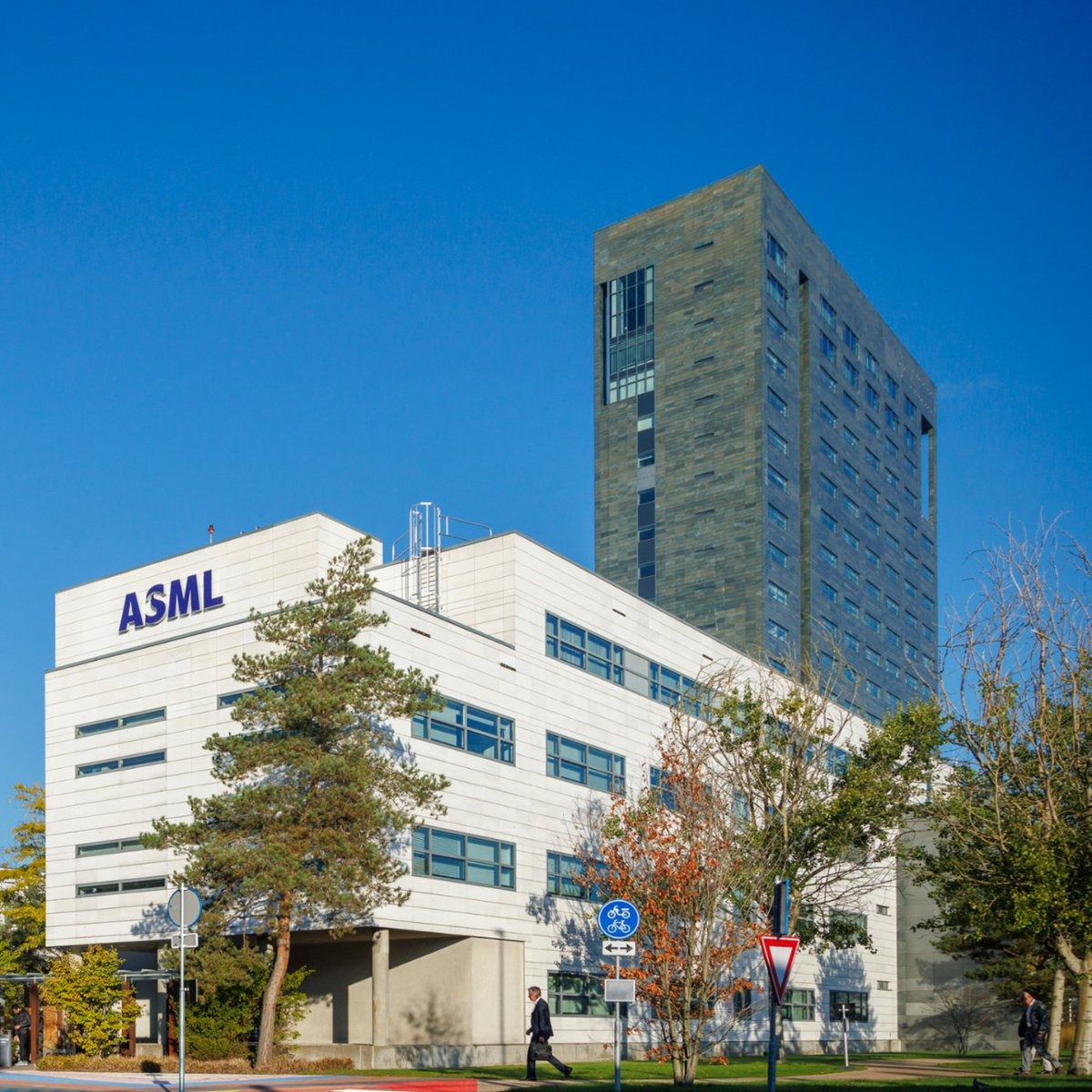 ASML 新款 NXE:3800E EUV 光刻机引入部分 High-NA 机型技术,晶圆吞吐量提升近 22%