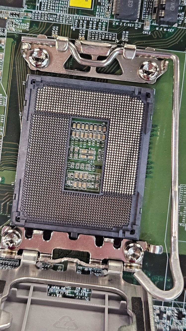 LGA-1851 插槽特写,广积展示新嵌入式主板:支持英特尔酷睿 Ultra 200 系列处理器
