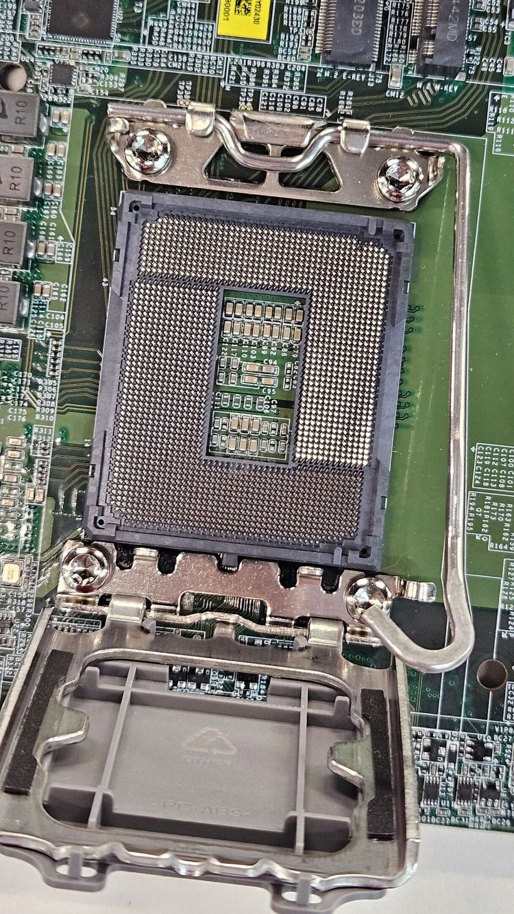 LGA-1851 插槽特写,广积展示新嵌入式主板:支持英特尔酷睿 Ultra 200 系列处理器