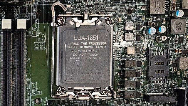 LGA-1851 插槽特写,广积展示新嵌入式主板:支持英特尔酷睿 Ultra 200 系列处理器
