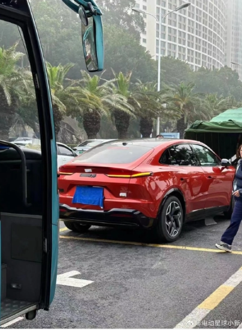 蔚来子品牌乐道L60无伪装谍照流出:溜背造型配橙红外衣