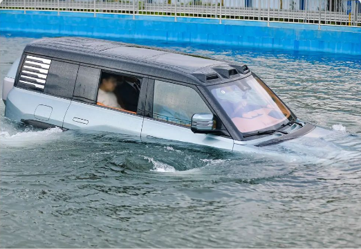 比亚迪仰望U8应对暴雨挑战:独特‘应急浮水’功能保障乘客安全