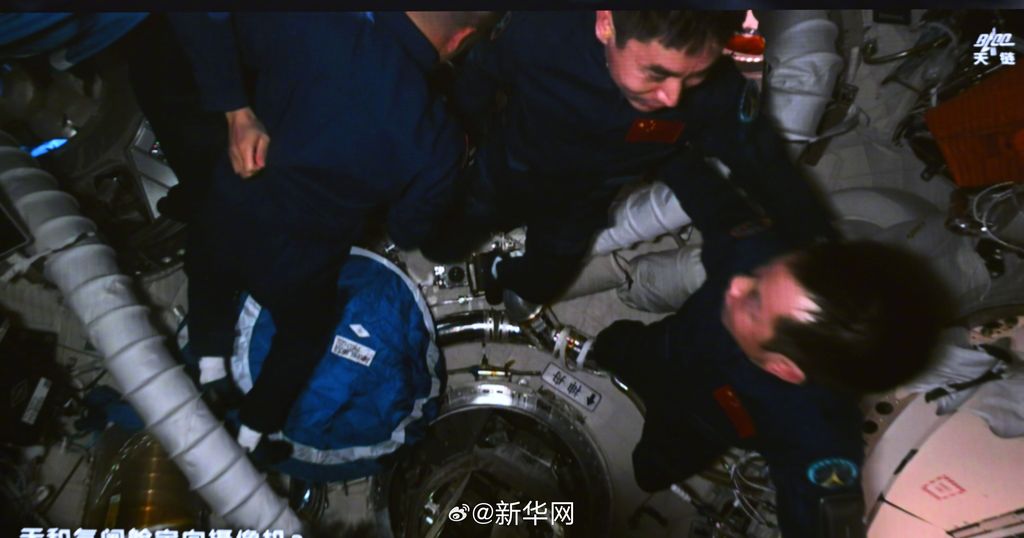 第四次太空会师:神舟十八号 3 名航天员顺利进驻中国空间站